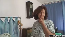 دفع ثمن معطف الفرو م ...
