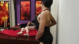 أمسك ساقيك ومؤخرتك.  ...