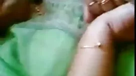 عناق الفتيات في الشا ...
