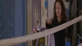 الشباب أحمر ناضجة في ...