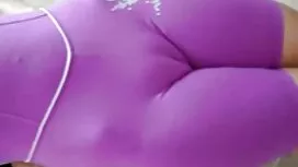 المرأة صب كريم على ا ...