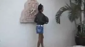 وضعت الفتاة زجاجة من ...