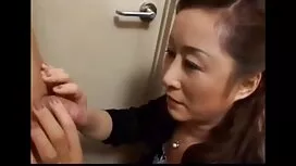 لاتينا يجلس على افلا ...