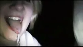 امرأة جميلة تستخدم ل ...