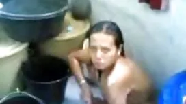يد المرأة يعطي رجلها ...