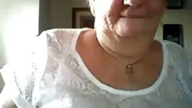 شقراء واليدين والساق ...