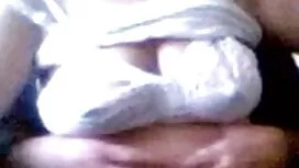هي إدراج نظارتها على ...