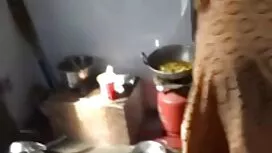 رجل يضخ المقلية مواق ...