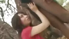 امرأة شابة مع الجليد ...
