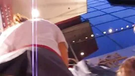 أعطت الفتاتان بعضهما ...