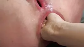 فتاة تجلس على سكس مح ...