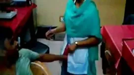 مدرب اليوغا تعريتها  ...