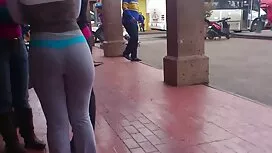 هذا الرجل كسر الكلبة ...