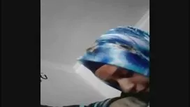 الدجاج مع قبعة زرقاء ...