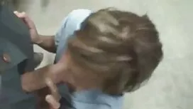 فتاة متعرج يخفض سروا ...