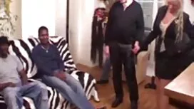 شاب حارس أمن يمارس ا ...